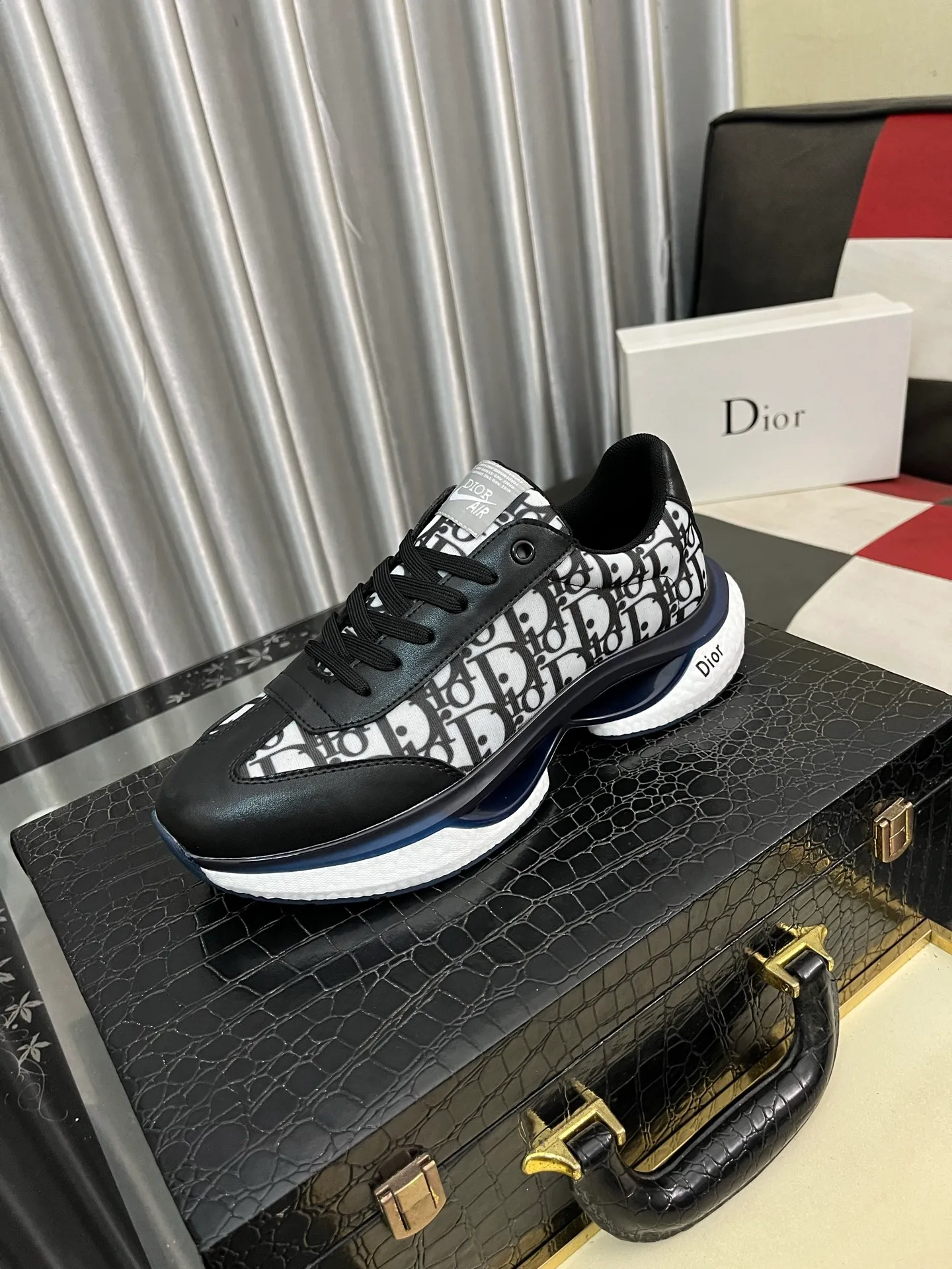 Men's shoes 💰458⌚️⌚️[Dior] The toe is designed to be a bit wider. The upper foot comfort is perfect. The thread is beautiful. It fits the pants perfectly and is versatile. Decorated with various classic details. It is the ideal choice for daily styling. It can be matched with various casual items to create exquisite looks. Fabric: First-layer cowhide/lining sheepskin TPU original outsole Size: 38-442️⃣Colors available